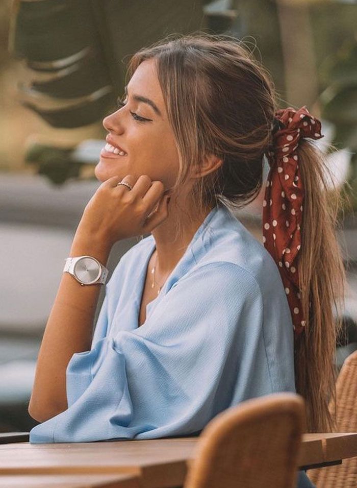 Não tem jeito mais fofo de transformar um penteado que incrementa-lo com lenços, bandanas, turbantes ou scrunchies, né? Os acessórios deixam qualquer look basiquinho cheio de bossa e vão desde o dia a dia, aos looks de praia, jantares chiquezinhos e até mesmo ocasiões que beiram a formalidade. Dá para adaptar bem, semp