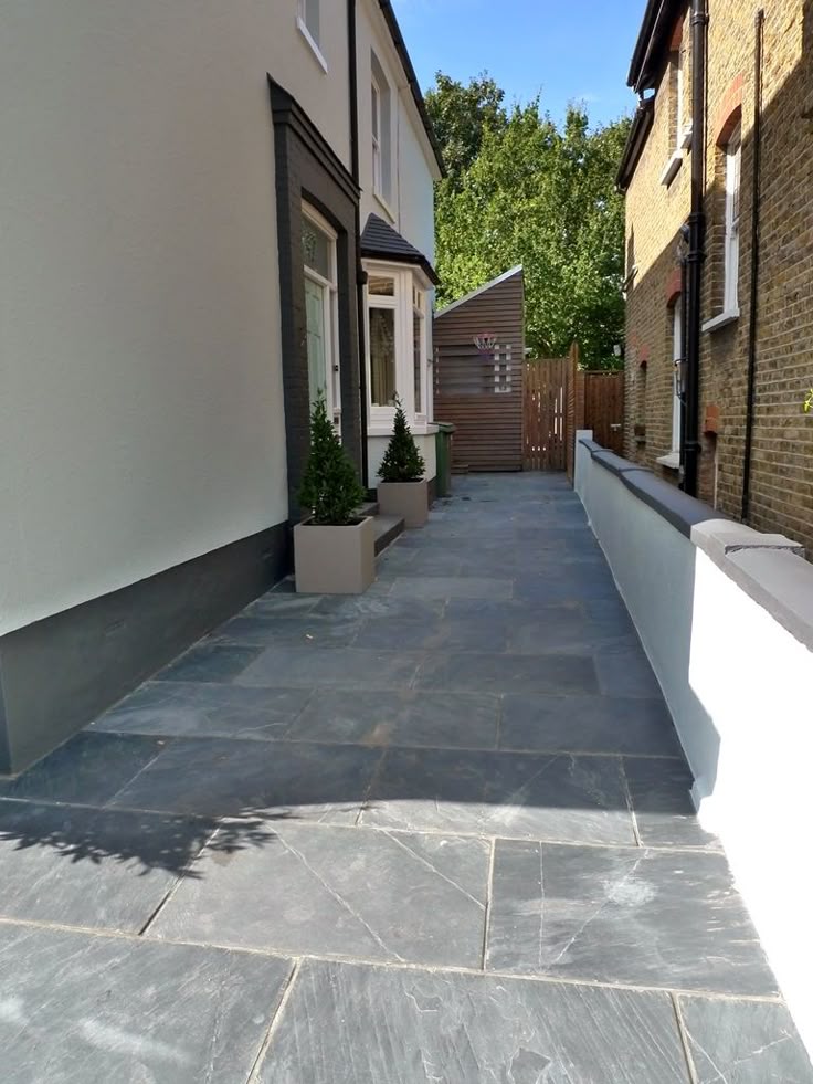 Low Maintenance Front Garden Driveway With Elegant Design And Natural Materials Give A Sophisticated Appeal To This Attractive London House Low Maintenance Front Garden Driveway With Elegant Design And Natural Materials Give A Sophisticated Appeal To This Attractive London House