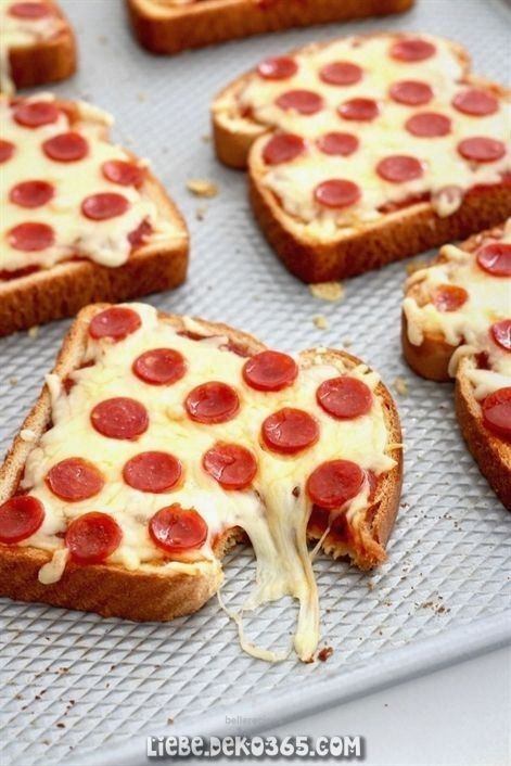 Ein schneller und einfacher Pizzatoast ist eines unserer Lieblingsrezepte, um zusammensetzen ...