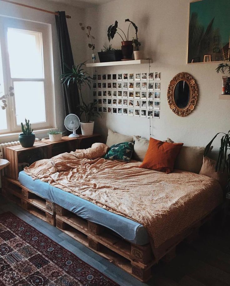 Schlafzimmer Dekoration Bett Retro Teppich Blau Wand Golden