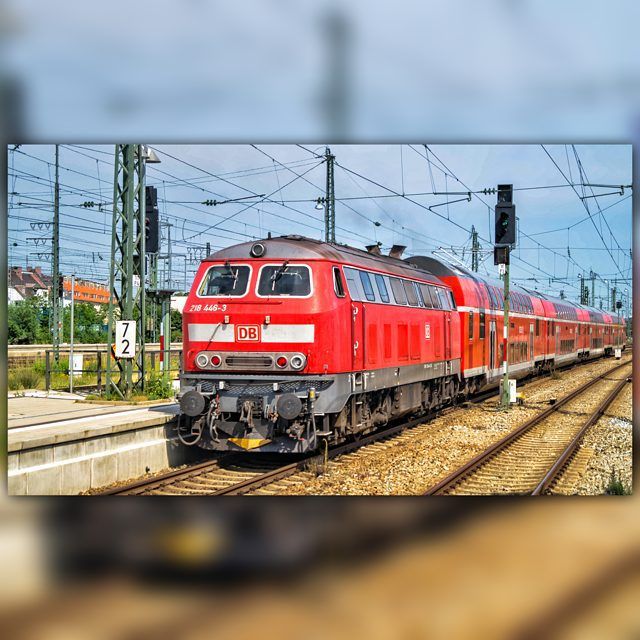 218 4463 verlässt Pasing Bahnhof und macht sich auf ihre