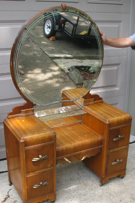 Vintage Dressing Table With Round Gl Mirror By Styleworkz Vintage Dressing Table With Round Gl Mirror By Styleworkz 150 00 Bedroom Vanity Antique