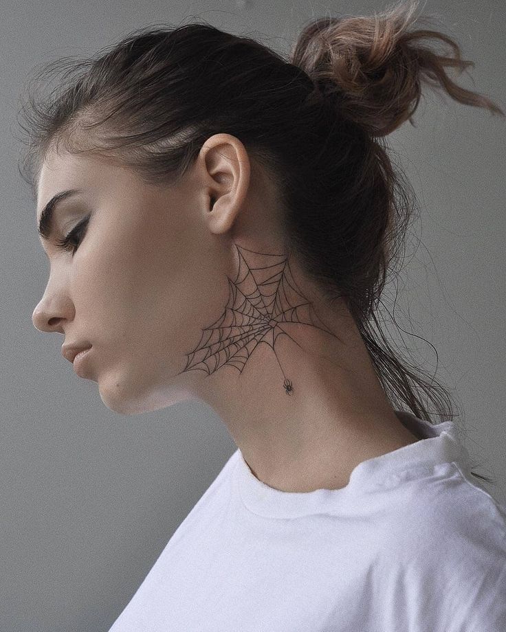 Spinnennetz tattoo hals