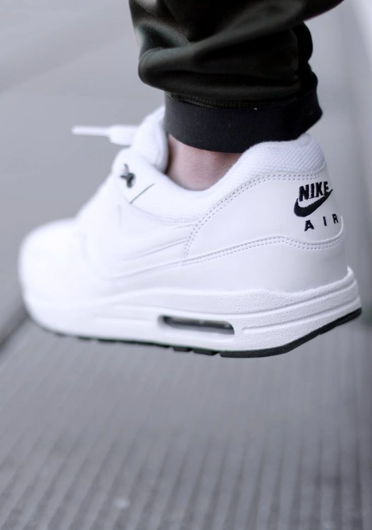 white nike air max for men