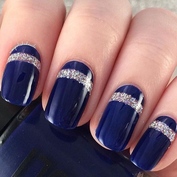 Holen Sie sich Klassiker mit diesem nachtblauen Nail Art Design. Darauf sind dic…