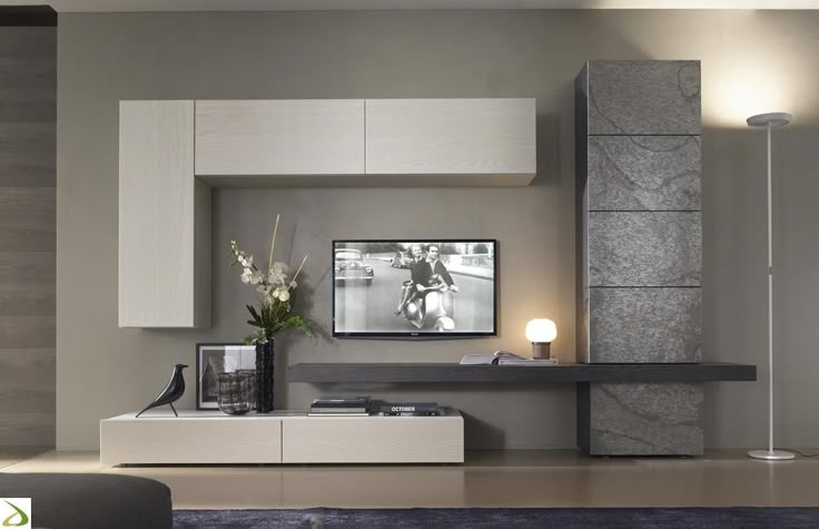 Parete soggiorno design con ante colonna in pietra