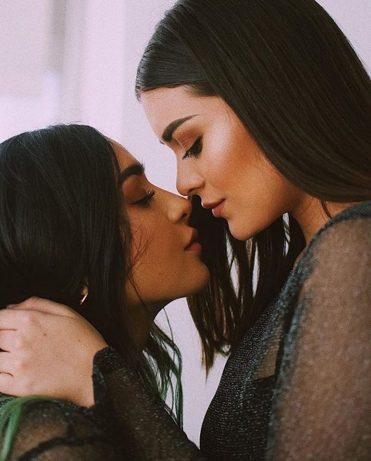 Lesbians Kissings