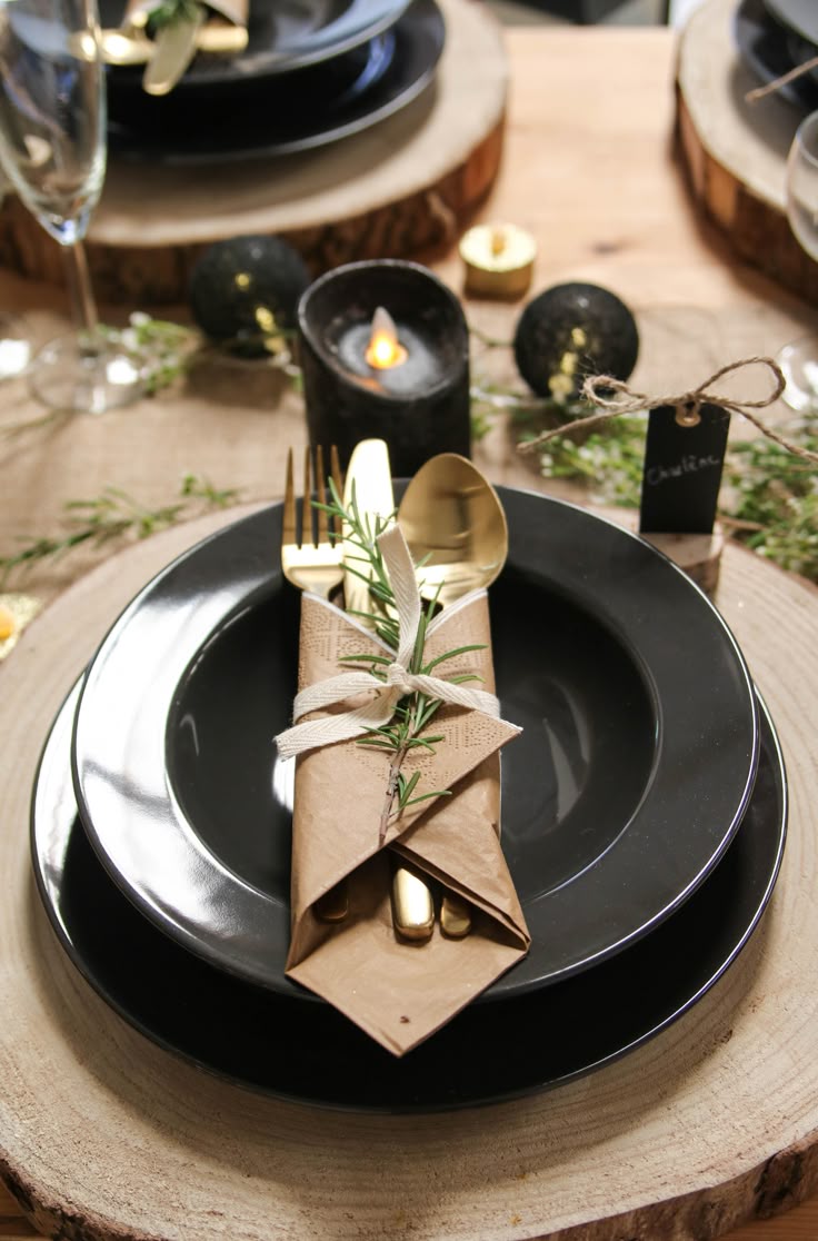 Présentation des couverts pour un noël rustique tout en kraft