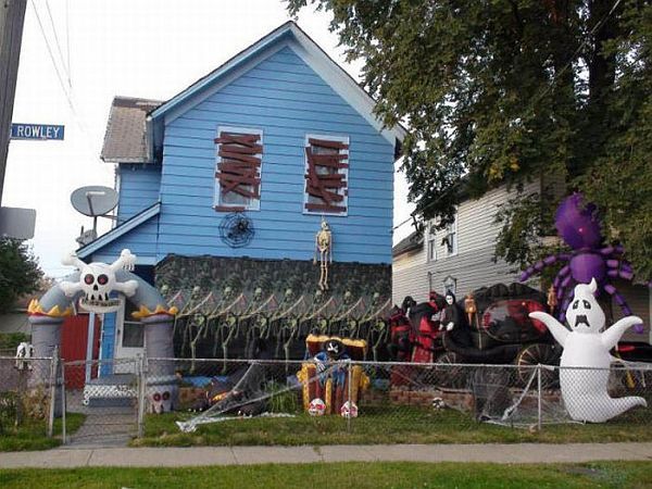with ghosts made of white plastic balloons black and purple memorable frightening homemade outdoor halloween yard decorations easy outdoor halloween