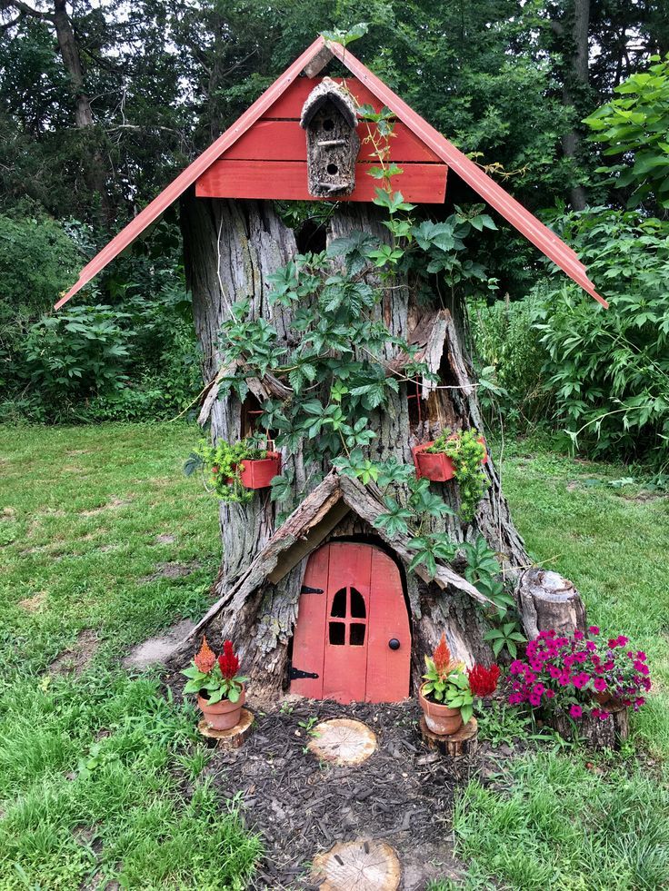 Hohlstumpf, verwandelt in ein Feenhaus mit recycelten Materialien #feenhaus #ho...