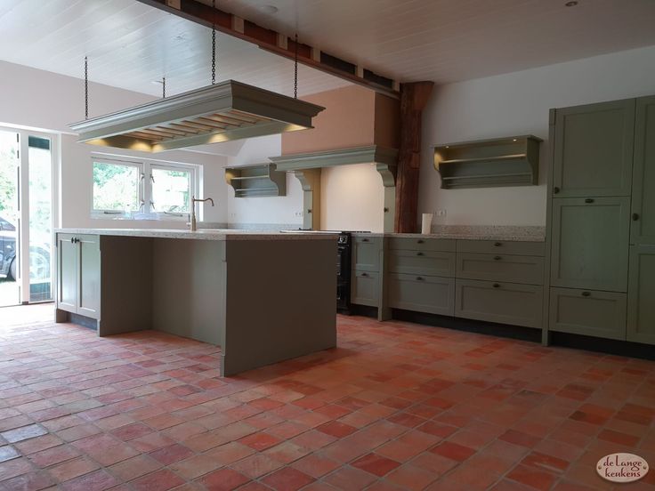Landelijke groen gelakte keuken met eiland | Keukens ...