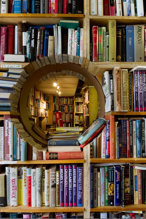 Die eigene Büchersammlung kann schon mal chaotisch werden - hier hat jemand den...
