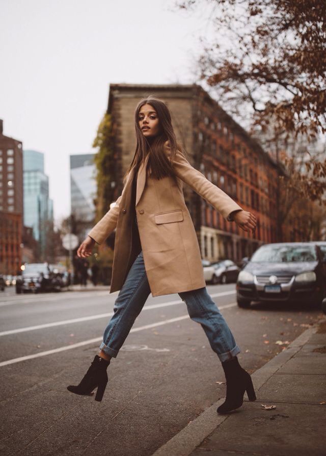 Langer Kamel-Trenchcoat + Leicht gefüttertes Denim + Kurz geschnittene schwarze...