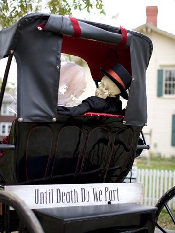 dead breakfast inn haunting halloween yard decorations