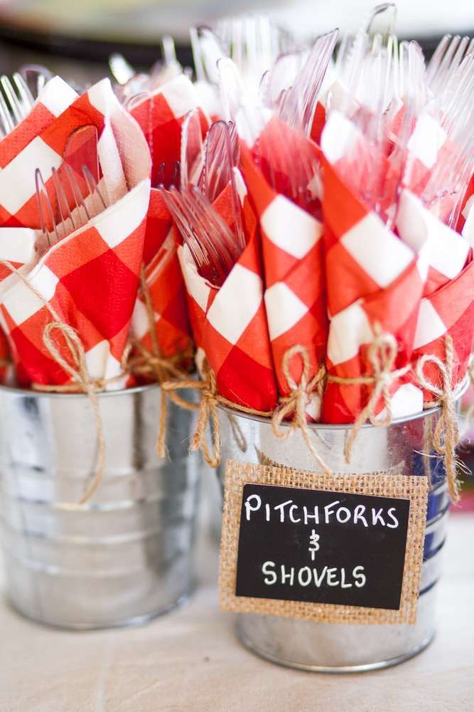 beautiful decor for your cowgirl's sweet #wildwest #westernparties #cowgirlstyl...
