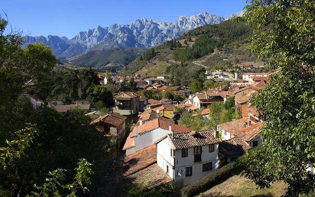 Picos De Europa Desde Potes Imagen De Asturgeografic Picos De Europa Villa España