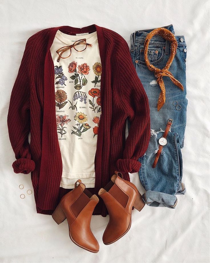 Sucker for a good tee & cardigan combo!😍This botanical tee is a fave of mine,...