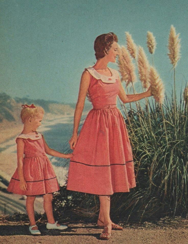 Mother glamour vintage tugging