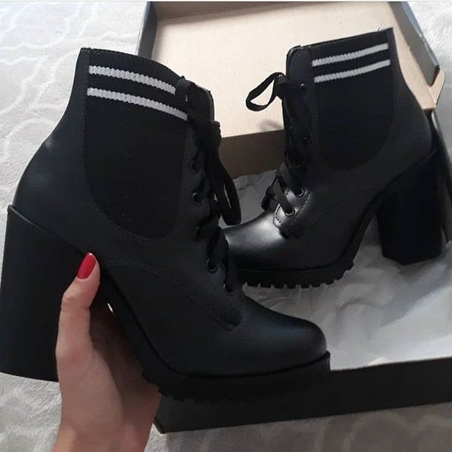 coturno feminino preto com listras brancas salto alto | Botas femininas, Sapatos, Sapatos femeninos