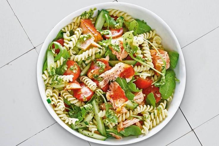 Zomerse pastasalade met zalm - Recept - Allerhande | Recept