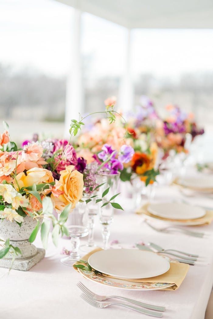 Tischdeko Fur Hochzeit In Warmen Pastellfarben Servietten In Apricot Grosse Blumenstrausse Tischdekoration Hochzeit Tischdeko Hochzeit Hochzeit