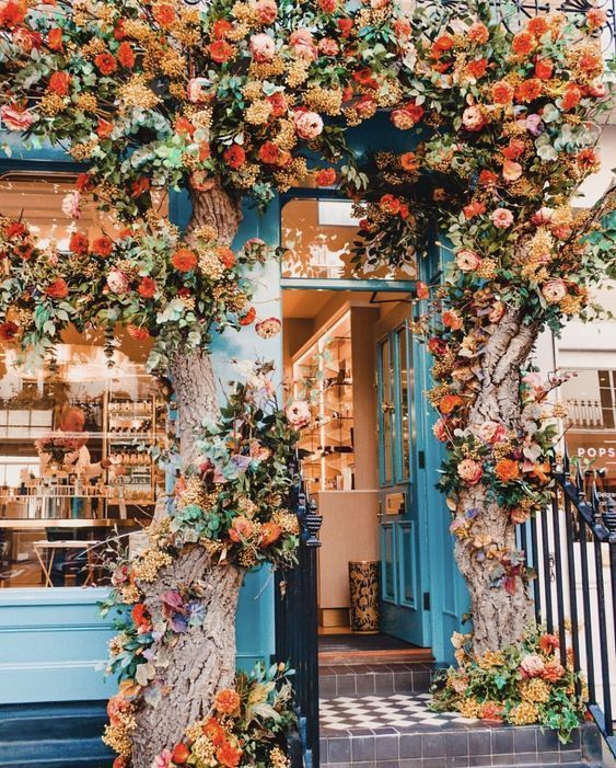 blaues Café mit leuchtend orangefarbenen Blüten. WO IST DAS!? Travel Destina
