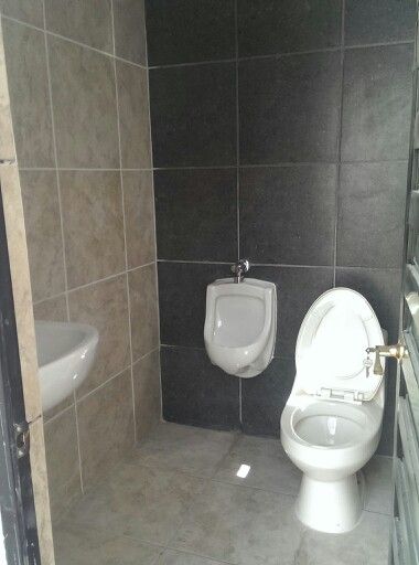Medio baño en jardin con mingitorio | Decoracion baños, Baños, Mingitorio