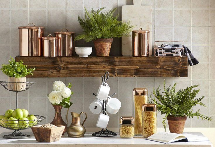 PRATELEIRAS DE MADEIRA EM COZINHA - @anthropologieeu - #prateleira #cozinha #dec