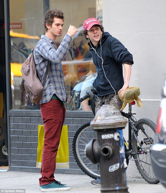 Is jesse eisenberg dating andrew garfield