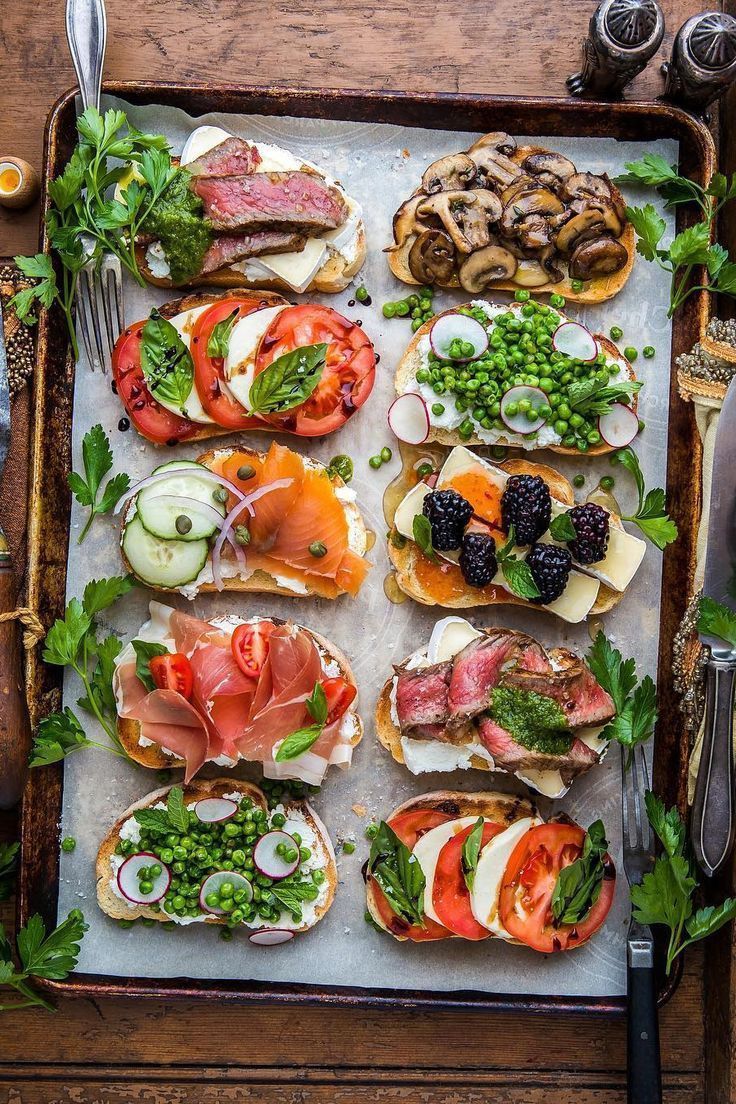 Toast Toppings: Roastbeef, Pesto und Brie; Gegrillte Pilze; Caprese mit Balsa …