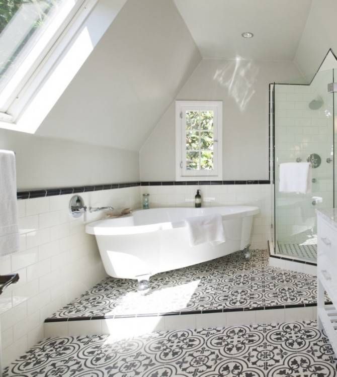 Fliesen Badezimmer Mediterran Beige Sandfarbe Badewanne Modern Weiss Mosaik Armatur Spiege Wandfliesen Design Minimalistisches Badezimmer Badezimmer Mediterran