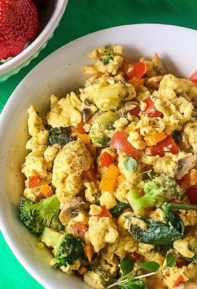 Healthy Breakfast Scramble Made With Broccoli Spinach Tomatoes And Zucchini Lowcarb Healthybreakfast Eggs E Veggie Egg Scramble Healthy Veggies Healthy