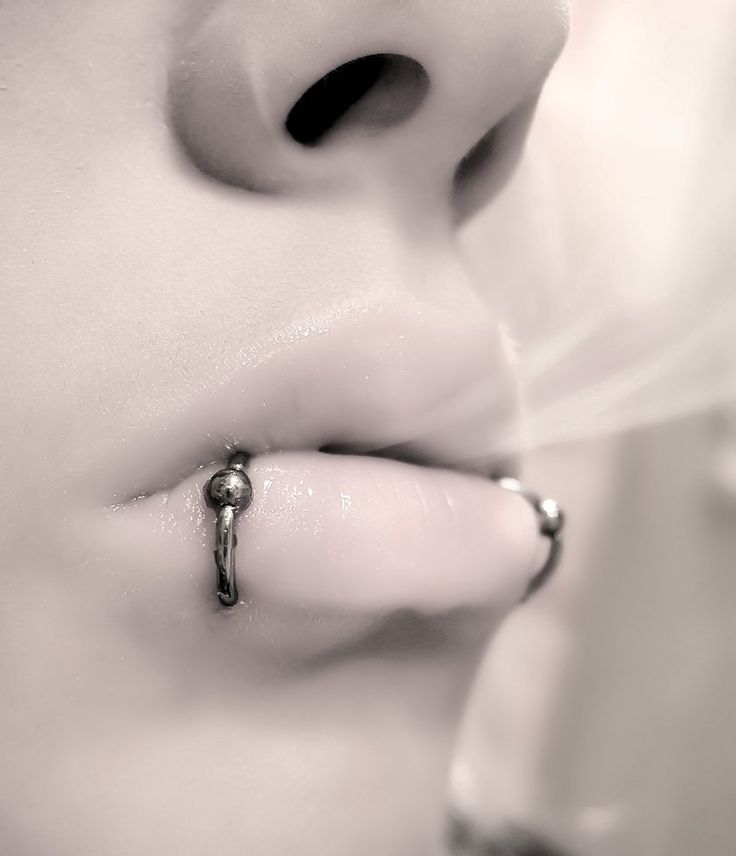 Glamour kissing solo piercing