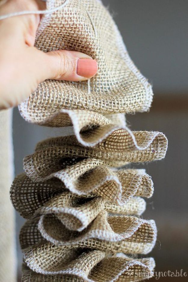 DIY Christmas Decorations – Pretty Burlap Garland – Easy Handmade Christmas Deco… DIY Christmas Decorations – Pretty Burlap Garland – Easy Handmade Christmas Deco…