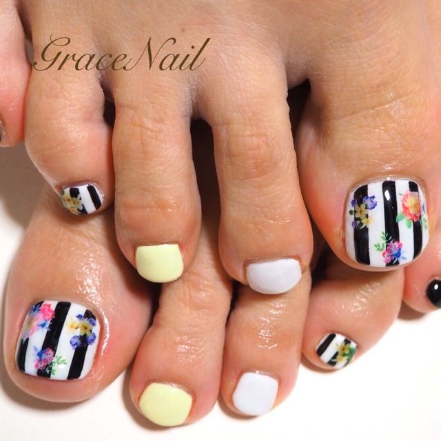 Manicure with rhinestones: 8 interesting trends in 2018 Manicure with rhinestones: 8 interesting trends in 2018