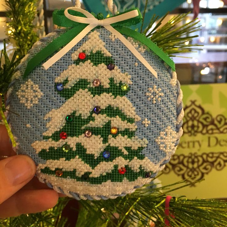 pepperberry needlepoint christmas tree ornament punto de needlepoint christmas ornament