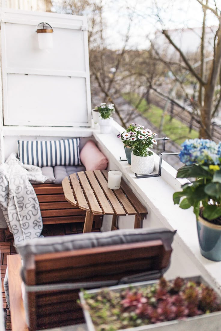 Unser kleiner Mini-Balkon: Tipps, Aufstellen, Stauraum Unser kleiner Mini-Balkon: Tipps, Aufstellen, Stauraum