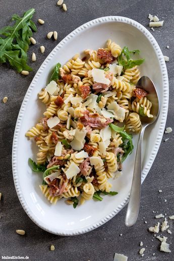 50 best salat images on pinterest cooking recipes mayonnaise and italienischer nudelsalat mit getrockneten tomaten pinienkernen mozzarella basilikum rucola schinken
