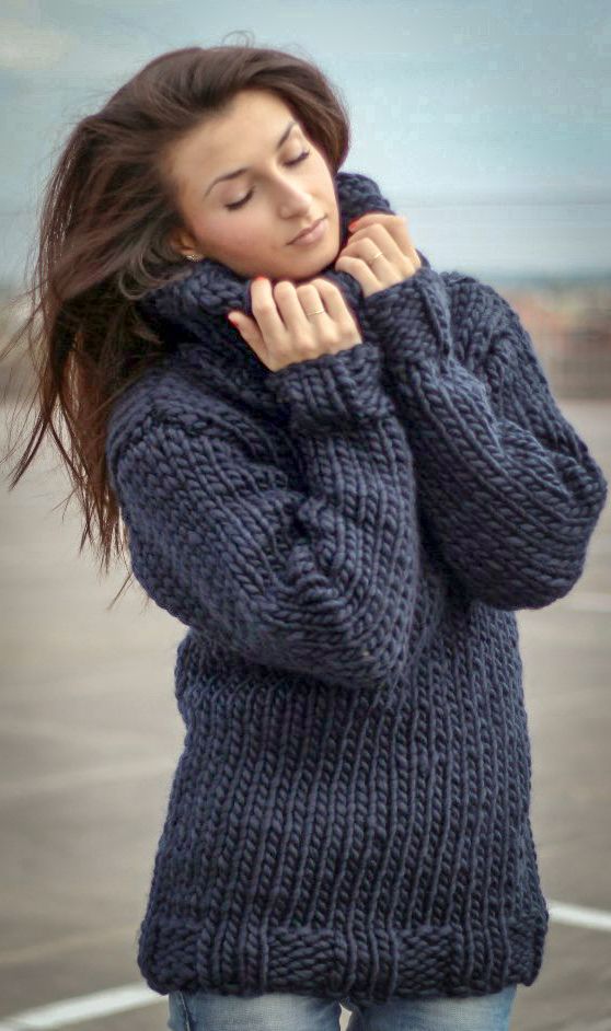 Big turtleneck sweater Once summer’s finally gone, start introducing the bulkier pieces like a sweater dress, an oversized sweater, or a turtleneck. With the drop in temperature, you can feel free to experiment with more layers and heavier knit pieces.