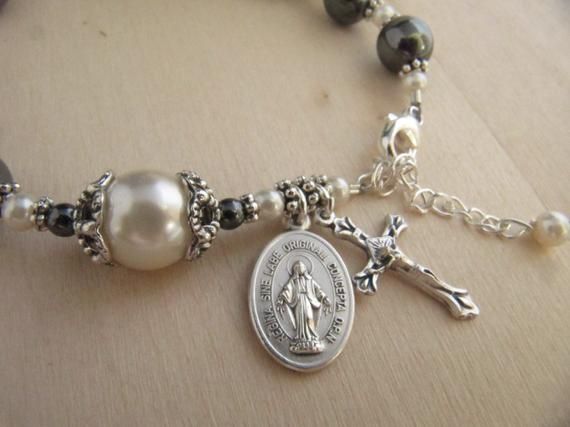 Shudehill Pulsera de bautizo efecto nacarado y colgante de /ángel de la guarda