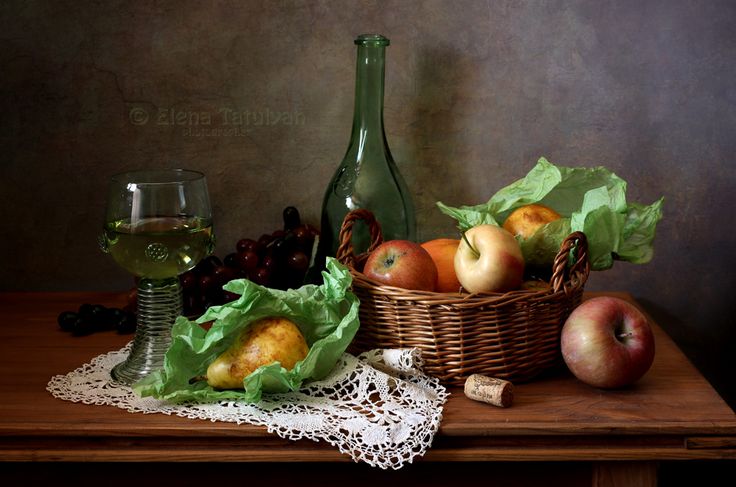 S Butylkoj Vina I Vinogradom Fotograf Elena Tatulyan Snimki Natyurmortov Frukty Vino