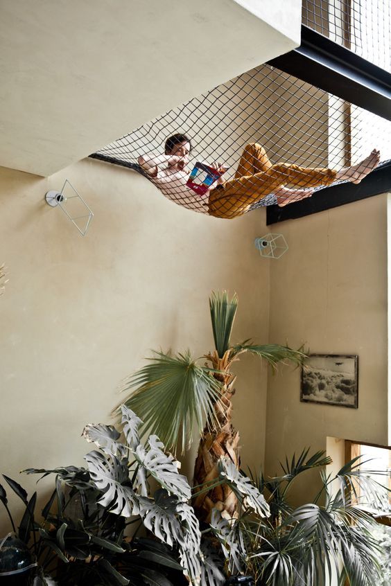 Esprit jungle et ambiance naturelle dans ce loft. On adore le hamac tendu au des...