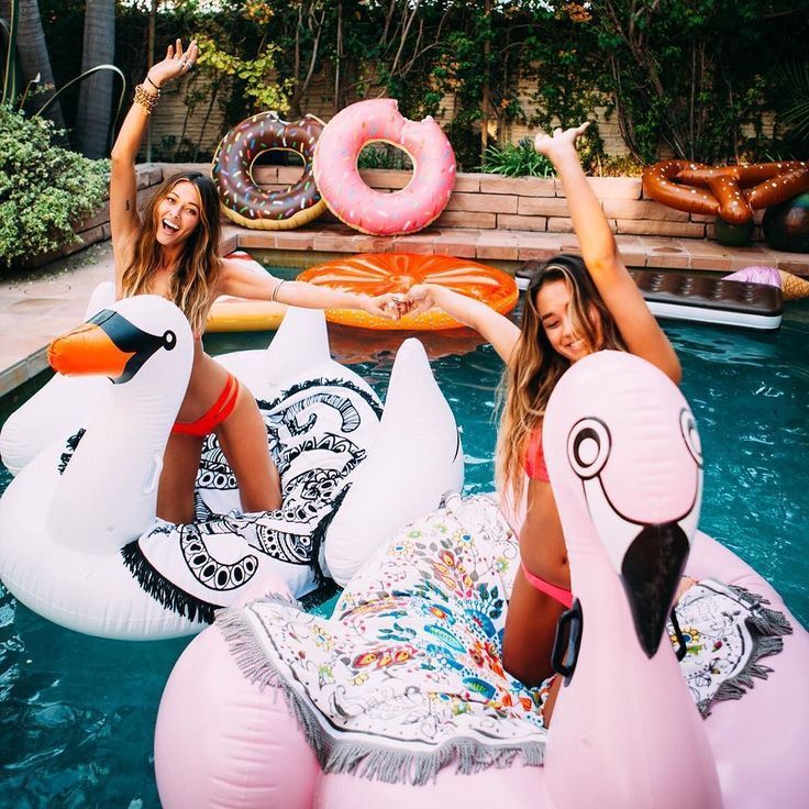 37 Impossibly Fun Best Friend Photography Ideas With Images