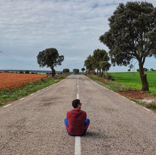 Sentado En Una Carretera Manchega Jose Piensa En Nuestro Próximo Destino Y Es Que Cuando Estamos De Viaje Siempre Estamos Pensando Instagram Carretera Turismo