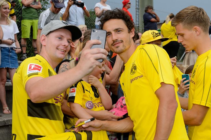 Bad Ragaz Switzerland August 01 Thomas Delaney Of Dortmund Poses For A Selfie With A Supporter During The Boruss Ideias De Poses Dortmund Borussia Dortmund