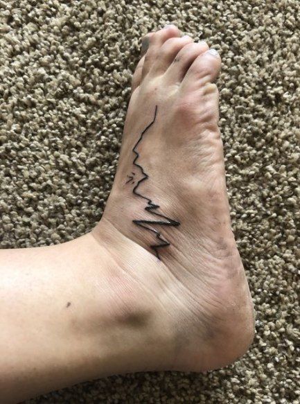 Dagi bee tattoo fuß
