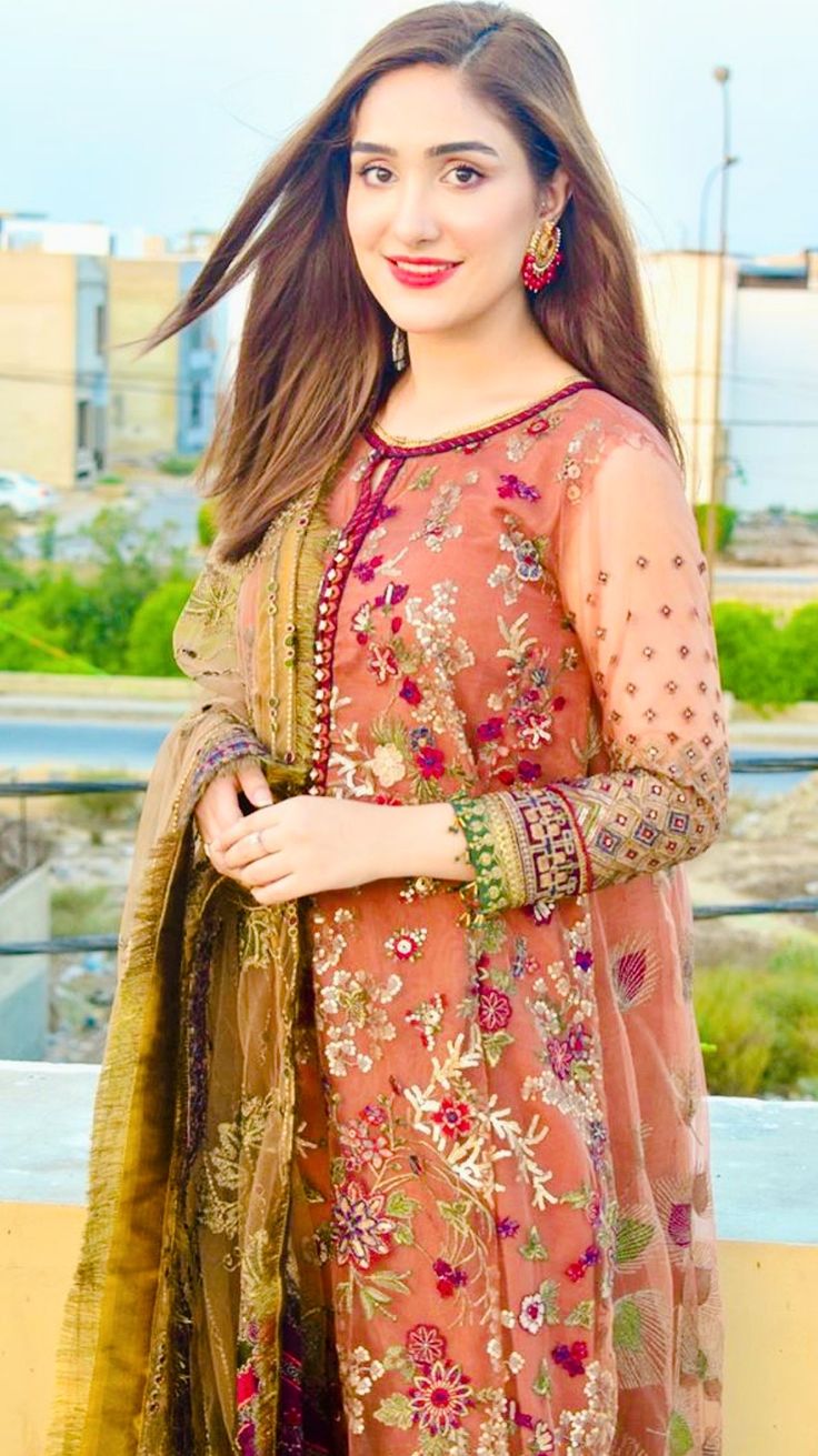 Aiza Awan | Pakistani dresses casual, Beautiful celebrities, Stylish