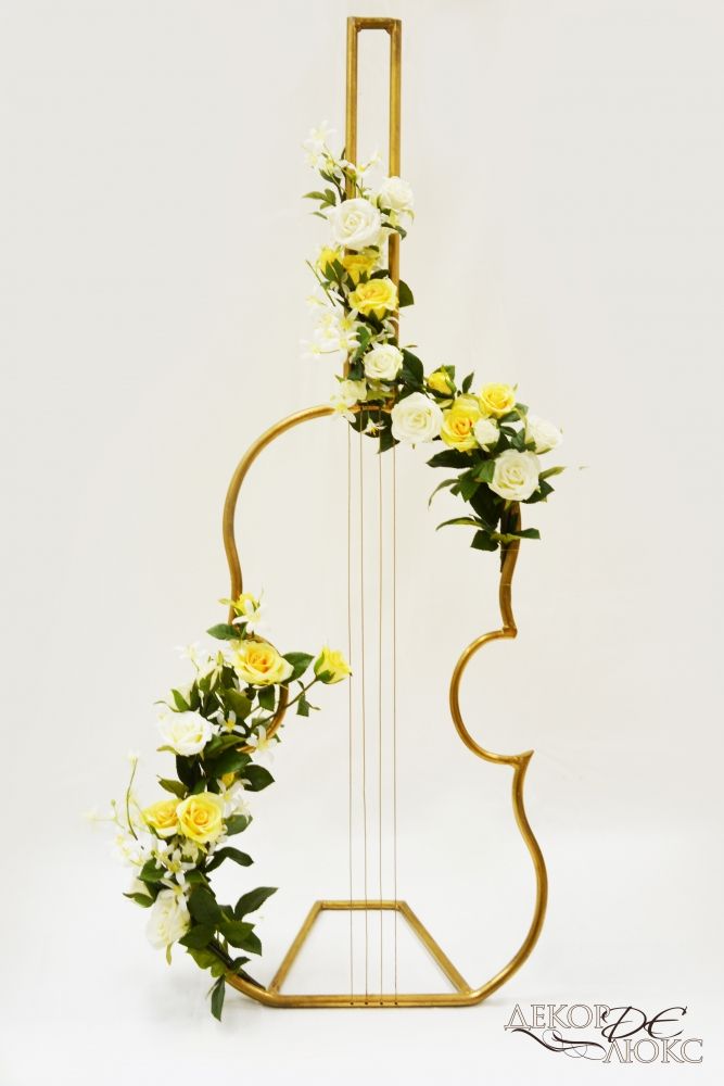 Студия декора и флористики "Декор де Люкс". www.decor116.ru 580-08-08 Композиция скрипка из металла напольная из искусственных цветов Премиум класса "Виолон".