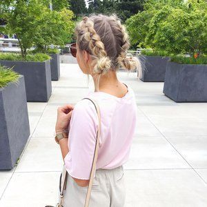 18+ übernatürliche Frauenfrisuren 2019 Ideen-Double Dutch Braid in Brötchen, ...