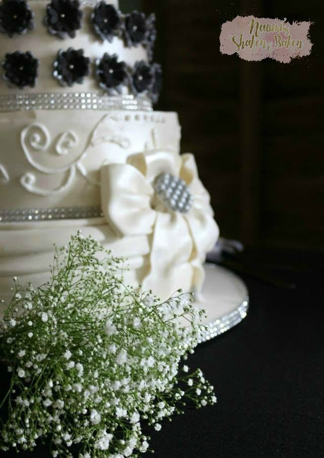 Wedding Cake Elegant Stunning Simple Sunshine Coast Gold Noosa Heads Caboolture Brisbane Divine Quality Luxury High End Wedding Cake Elegant Stunning Simple Sunshine Coast Gold Noosa Heads Caboolture Brisbane Divine Quality Luxury High End